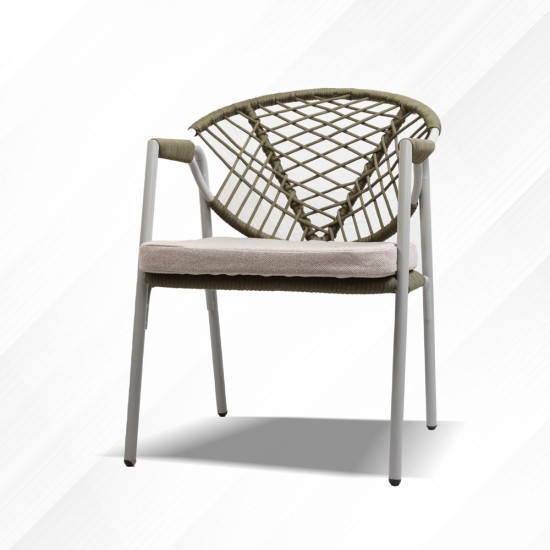 Outdoor chair with ropes 