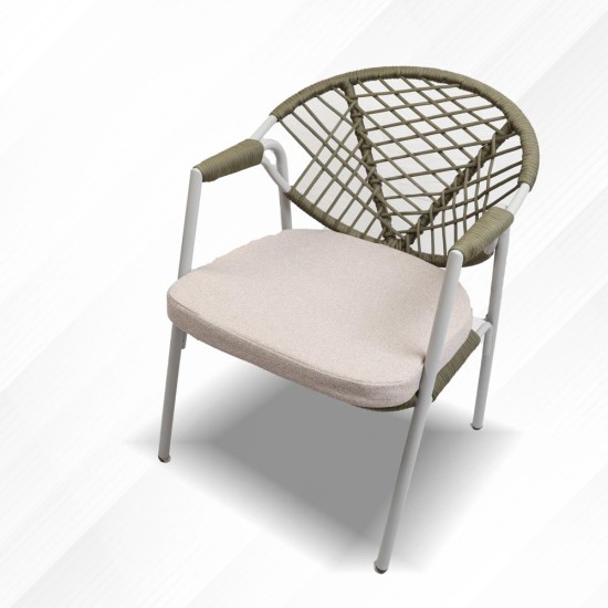 Outdoor chair with ropes 